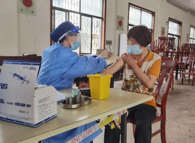 上海青浦区老年群体新冠疫苗接种使用身份证扫码墩